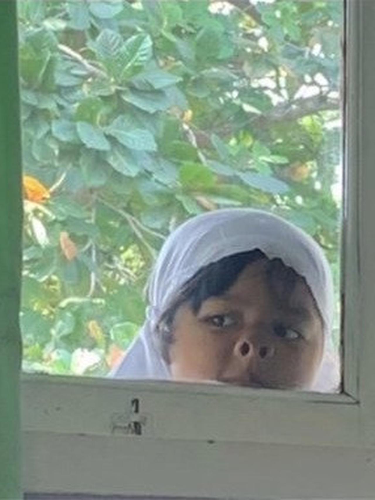 Kelakuan kocak bocah mengintip lewat jendel bikin ngakak